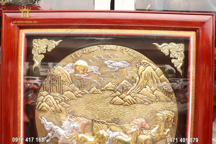 H&igrave;nh tượng những con ngựa khỏe mạnh chạy về b&aacute;o tin chiến thắng, mang theo may mắn được chạm khắc v&ocirc; c&ugrave;ng tỉ mỉ, sinh động